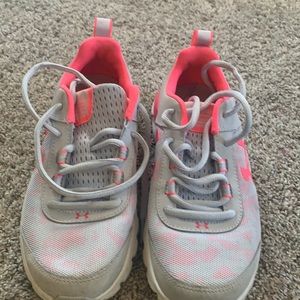 Gently worn under Armour girls Sz 3.5 shoes.  Pink and great in color